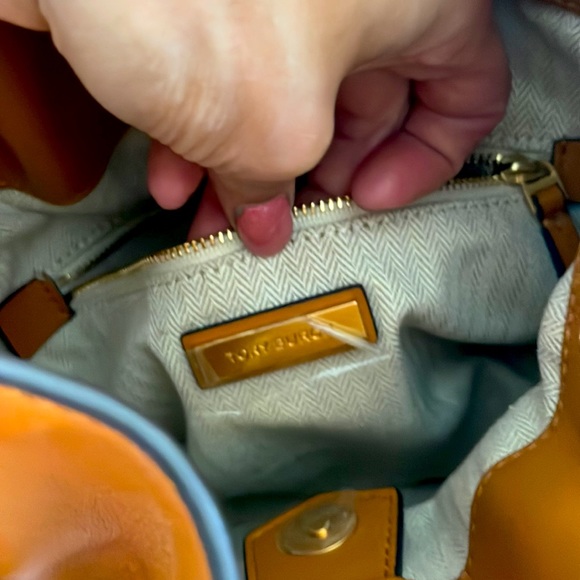 TORY KIRA CHEVRON MINI BUCKET BAG! Squash orange pumpkin 🎃 CROSSBODY - Picture 6 of 7